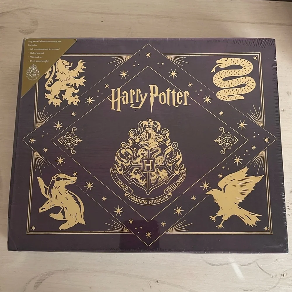 NWT - HARRY POTTER  DELUXE HOGWARTS STATIONARY SET